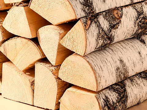 Дрова в сетках по 30 литров — фактура распила