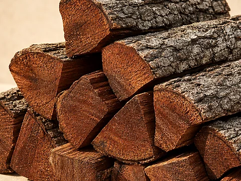 Дубовые дрова камерной сушки — крупный план торцов поленьев